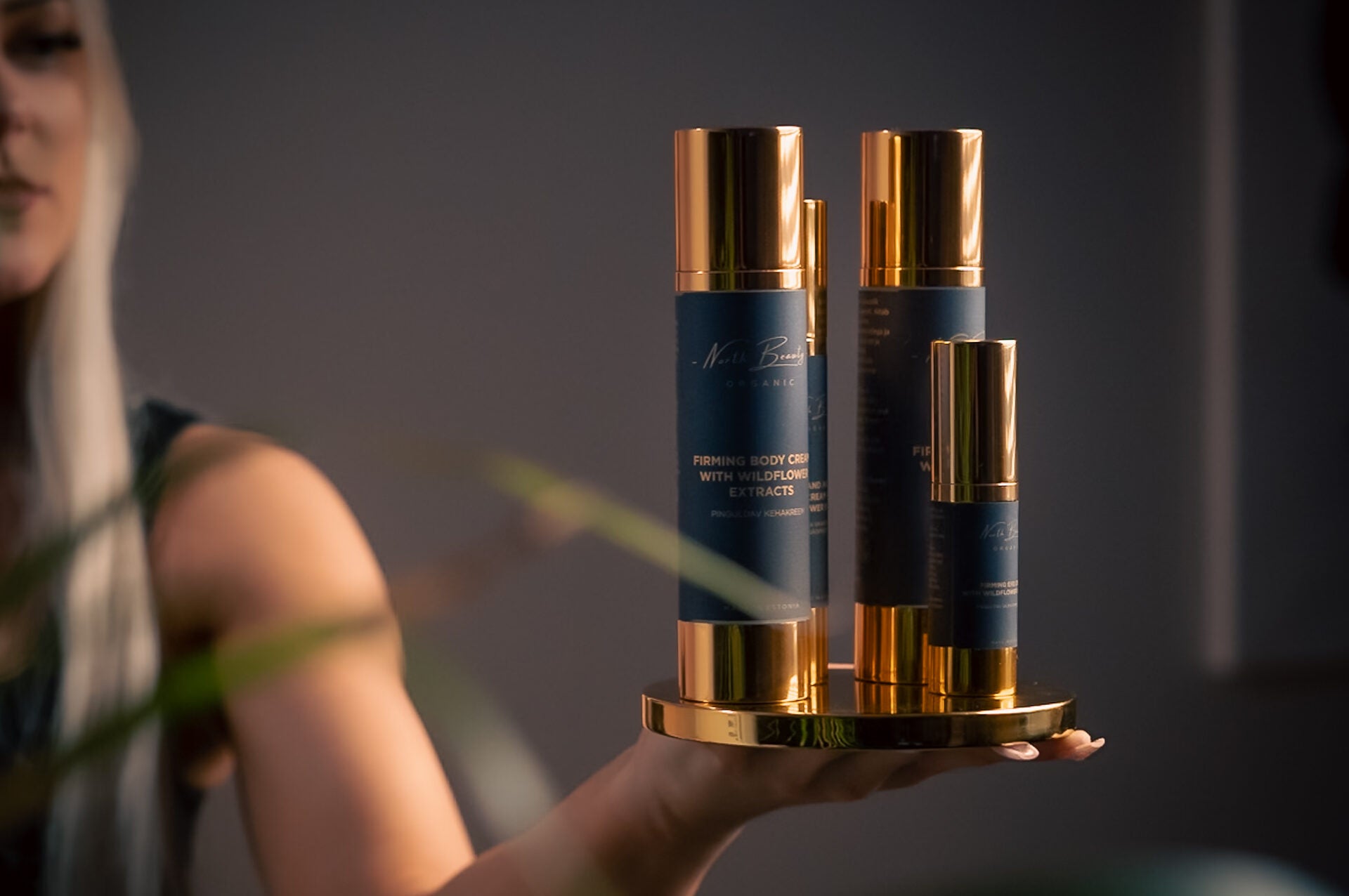 Kiinteyttävä vartalo- ja kasvopakkaus hyaluronihapolla ja kukkauutteilla