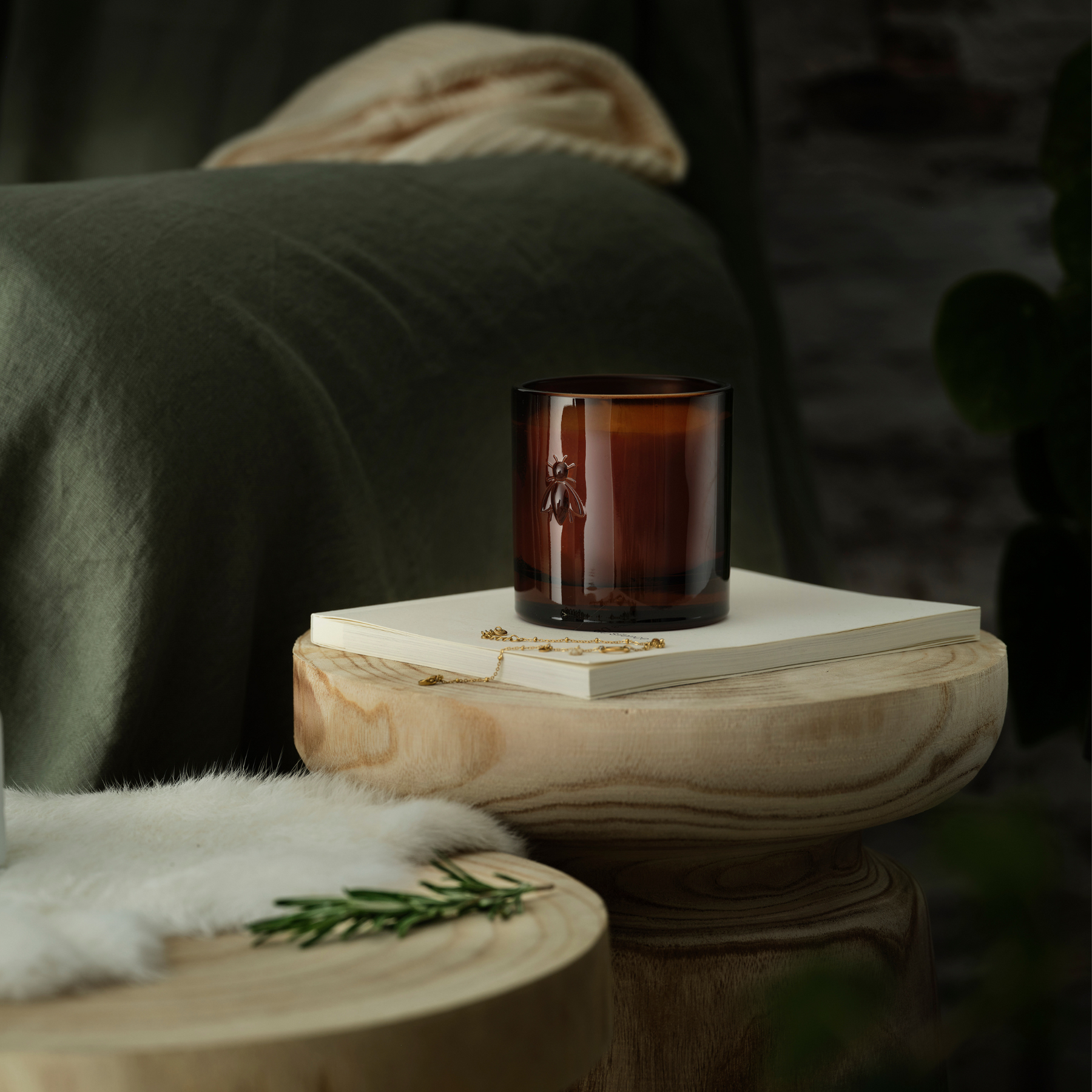 Oranssinkukka mehiläiskynttilä